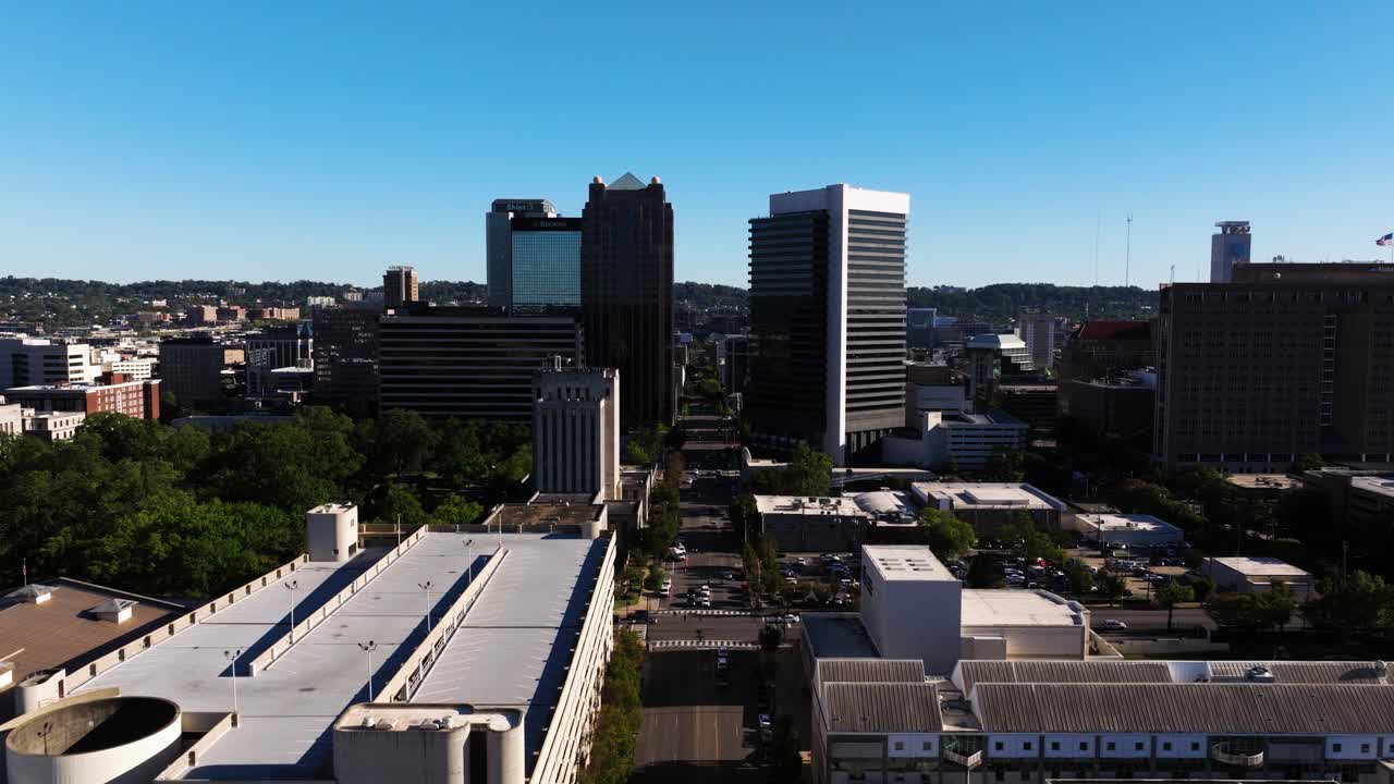 Vista aérea del centro de Birmingham con la interestatal 20 atravesando el denso núcleo urbano a lo largo de la calle 19