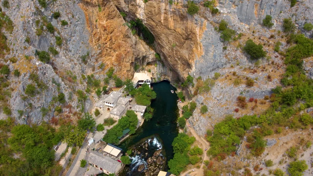 vista de drones de blagaj con tekija en los acantilados de la base a lo largo del río buna en bosnia y herzegovina