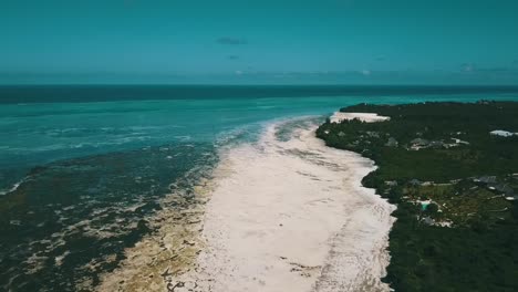 Wunderschöne-360-Grad-Drohnenaufnahme-Mit-Sehr-Hoher-Rotation-Von-Einem-Einsamen-Drem-Strand-Im-Paradies-Und-Einem-Riff-Bei-Ebbe