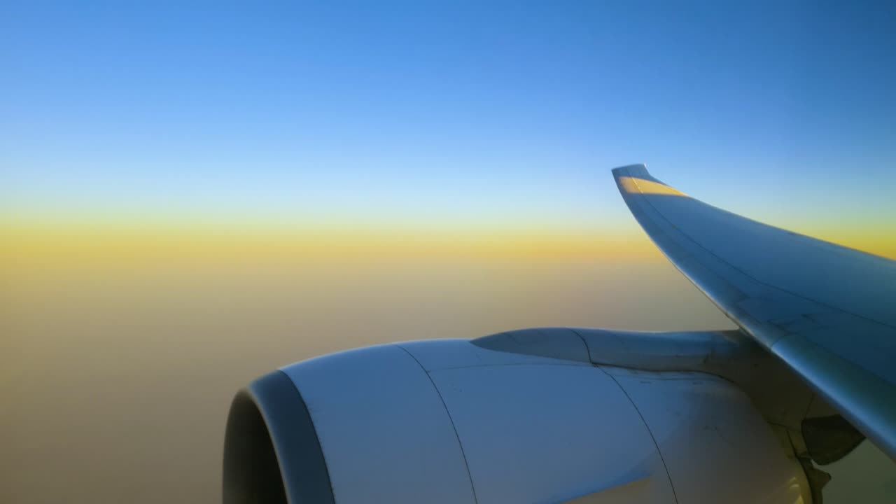 avión volando alto en el aire durante la hora dorada