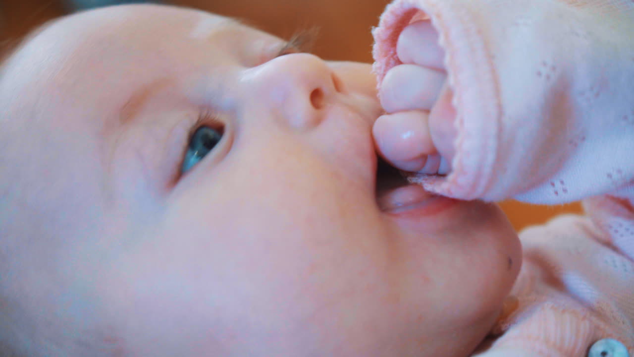 un bebe recien nacido jugando con su mano