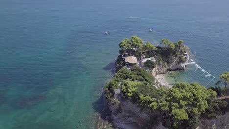 Imágenes-De-Drones-De-Una-Pequeña-Isla-Rocosa-Frente-A-La-Costa-De-Grecia-Zakynthos