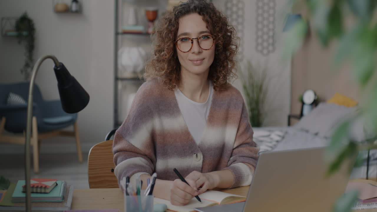 mulher trabalhando em casa