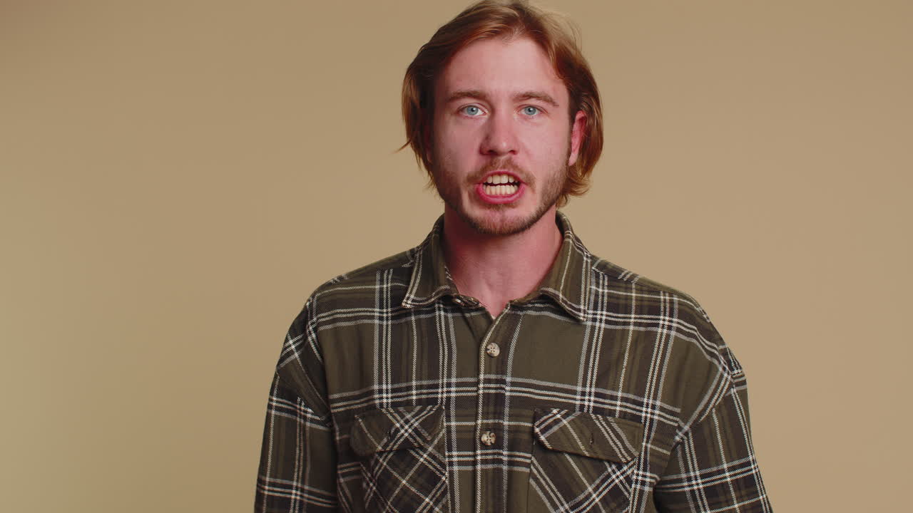 불만을 품은 남자가 짜증과 불만으로 손을 흔들고, 비난하고, 실패에 대해 비난하며, 왜 그런지 묻는다.