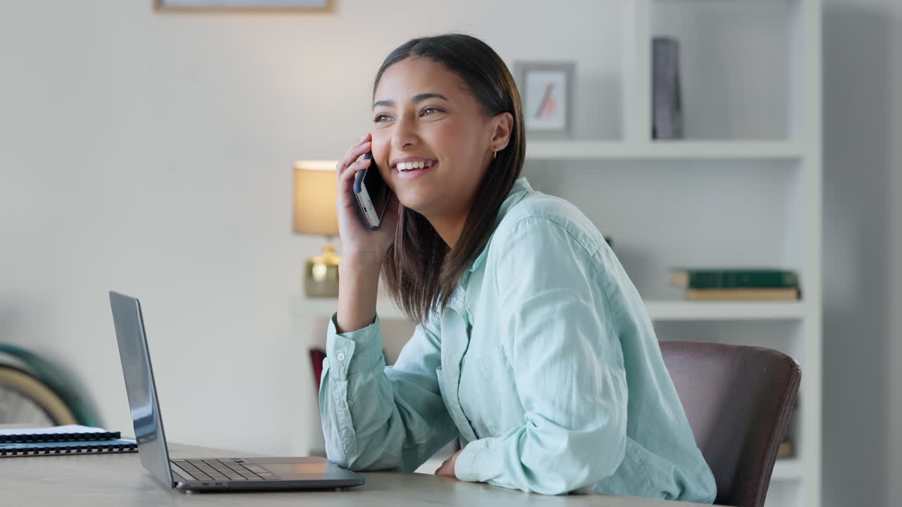 mujer de negocios feliz en una llamada telefónica