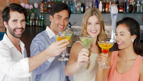 grupo de amigos brindando copas de cóctel