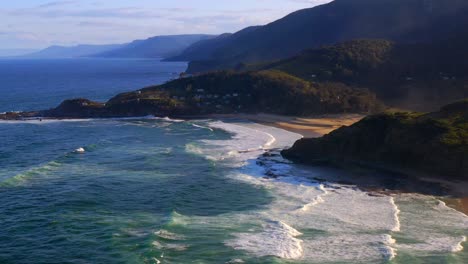 Playa-Era-Con-Comunidad-Costera-Cerca-Del-Campamento-Era-Norte-En-El-Parque-Nacional-Real,-Nueva-Gales-Del-Sur,-Australia