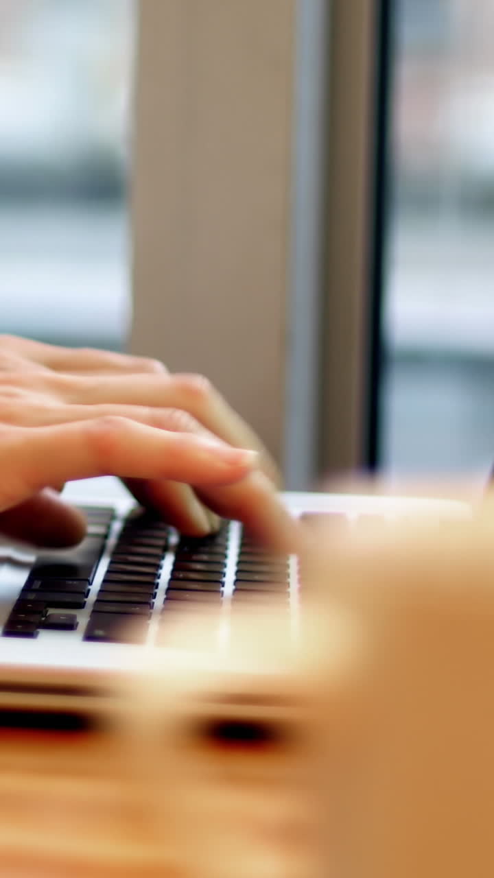 mujer de negocios usando una computadora portátil con una taza de café en la mesa