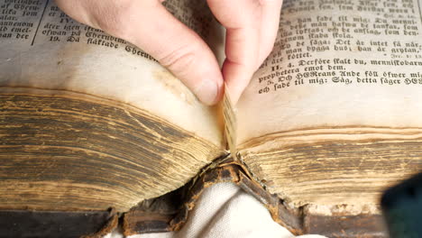 mano caucásica quita marcador de biblia histórica, cámara lenta