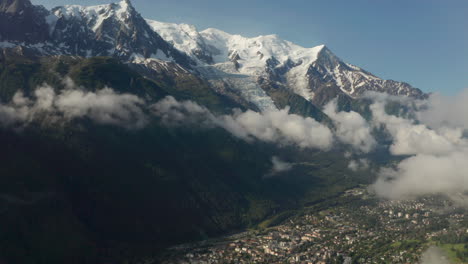 Toma-Aérea-Del-Control-Deslizante-Del-Pueblo-De-Chamonix-Bajo-El-Mont-Blanc