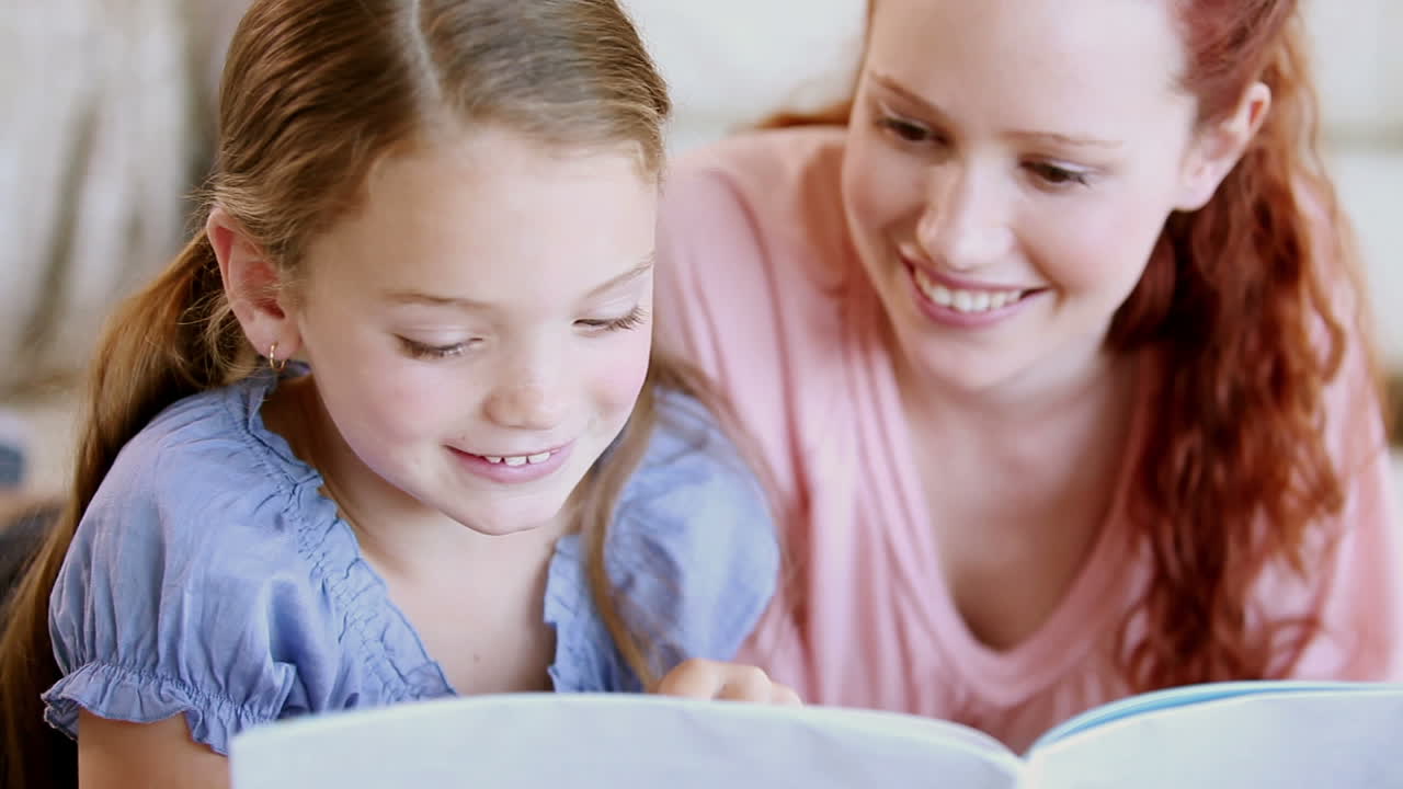 Giovane ragazza che legge un libro ad alta voce