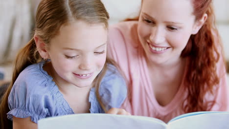 una joven leyendo un libro en voz alta
