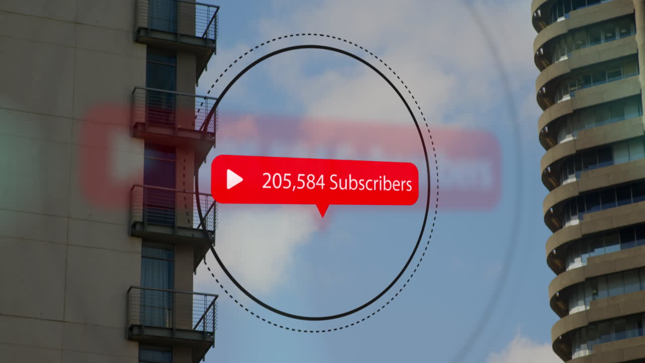 burbuja de habla con suscriptores texto con números crecientes contra edificios altos