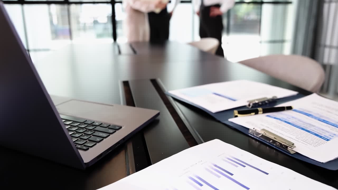 Teamwork macht Träume wahr: Professionelle Geschäftskollegen diskutieren aktiv Datenanalysen, überprüfen Berichte und formulieren Strategien für zukünftiges Wachstum.