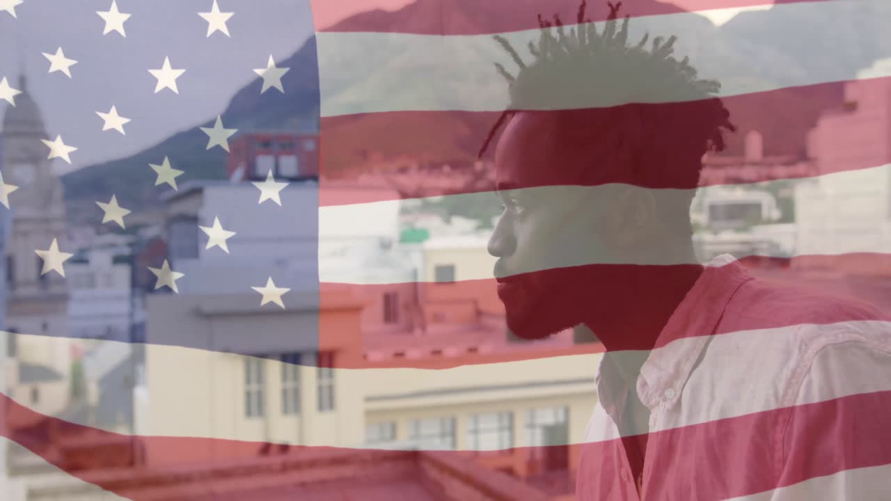 animación de la bandera de américa ondeando, hombre afroamericano bebiendo alcohol mientras está de pie en el balcón