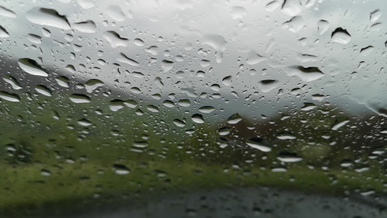 스프링 레인 (spring rain) 은 suv의 유리창을 통해