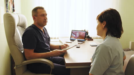 médico revisando los registros médicos con el paciente