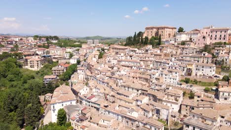 Tiro-De-Dron-De-Gran-Angular-Orbitando-Alrededor-De-Un-Pueblo-Remoto-Muy-Pequeño-En-La-Región-De-Abruzzo-En-Italia-Llamado-Loreto-Aprutino-En-4k