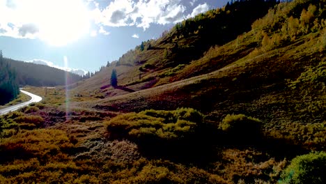 Colorado-Herbstblätter-Mit-Hintergrundbeleuchtung-In-Dieser-4k-Drohnenaufnahme