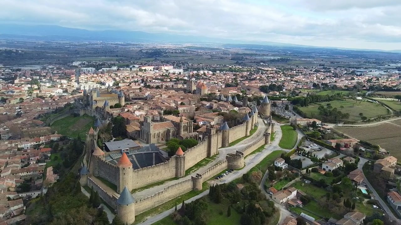 Città fortificata di Carcassonne. Veduta aerea di una cittadella fortificata con doppie mura, torri circolari e tetti conici. Dipartimento dell'Aude, Francia.