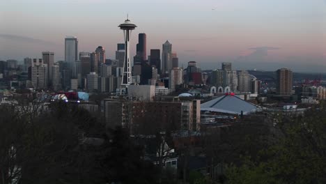 Una-Vista-Espectacular-Del-Horizonte-De-Seattle-En-La-Hora-Dorada