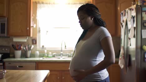 mujer embarazada en la cocina