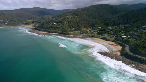 Impresionante-Vista-Aérea-De-Las-Grandes-Ciudades-De-Ocean-Road-Del-Río-Wye-Y-El-Arroyo-De-Separación-Con-El-Océano-Verde-Azulado-Y-Las-Montañas-Forestales,-Victoria,-Australia