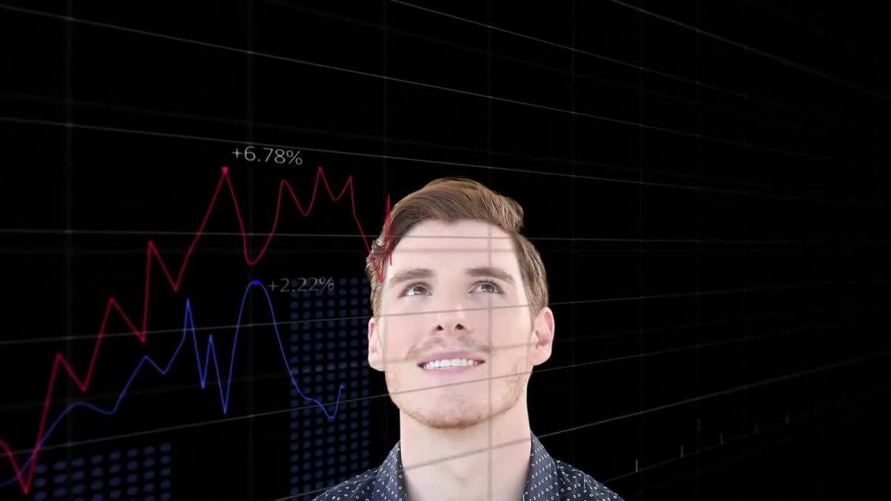 animación del procesamiento de datos sobre el empresario caucásico sonriente