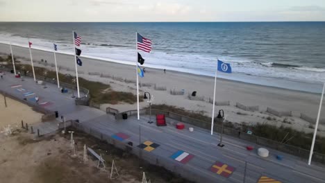 Hohe-Fahnen-An-Der-Strandpromenade-In-Myrtle-Beach,-Rotierende-Luftaufnahme