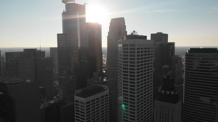 Vista aérea do centro de Minneapolis durante uma tarde ensolarada.