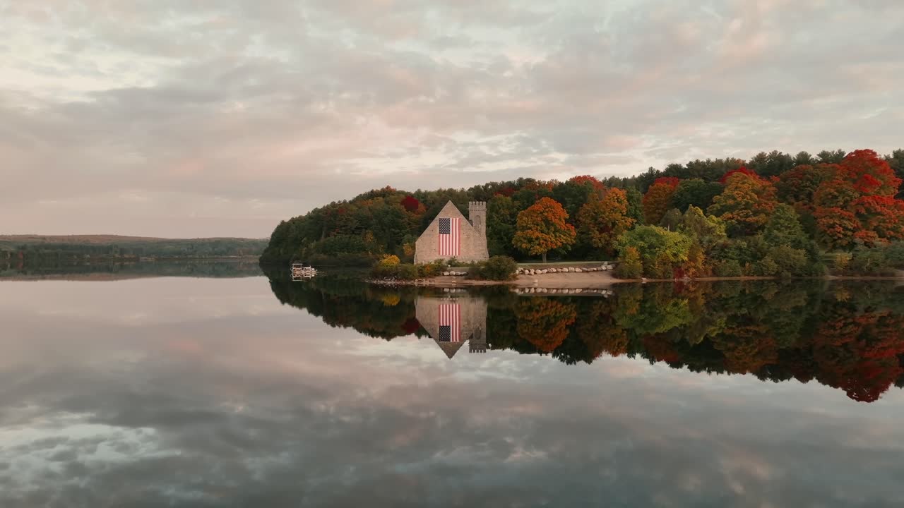 Flygbild vid den gamla stenkyrkan med höstnatur i West Boylston, Massachusetts, USA