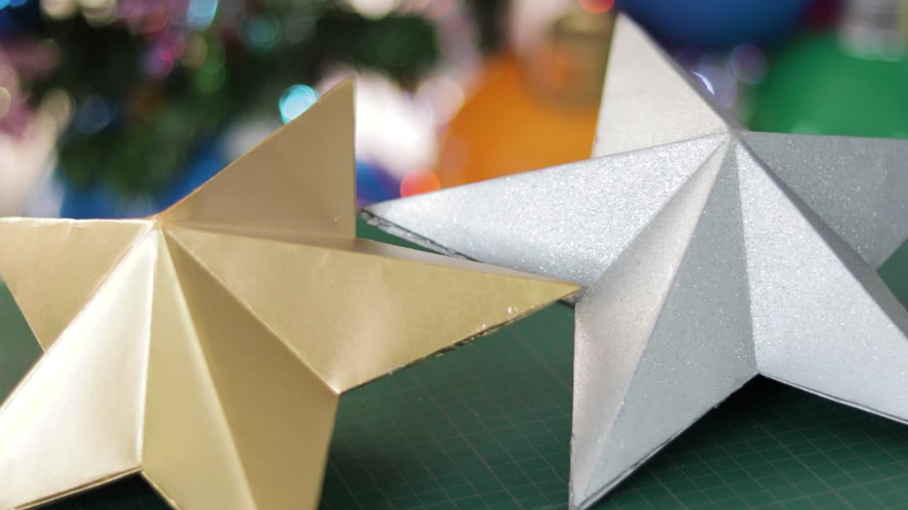 estrella 3d brillante hecha a mano de papel