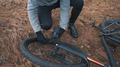 comprobación de la presión de los neumáticos de bicicleta de montaña.