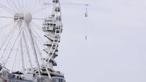 Mann-Bungee-Jumping-Von-Der-Spitze-Des-Riesenrads