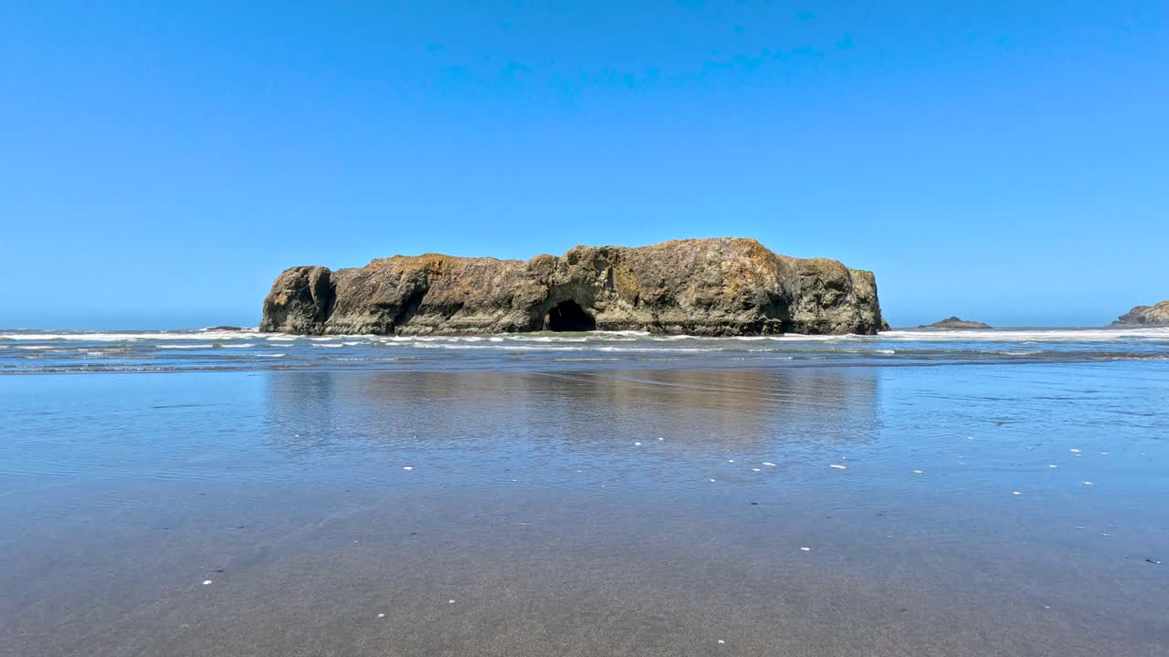 большая скала на побережье тихого океана
