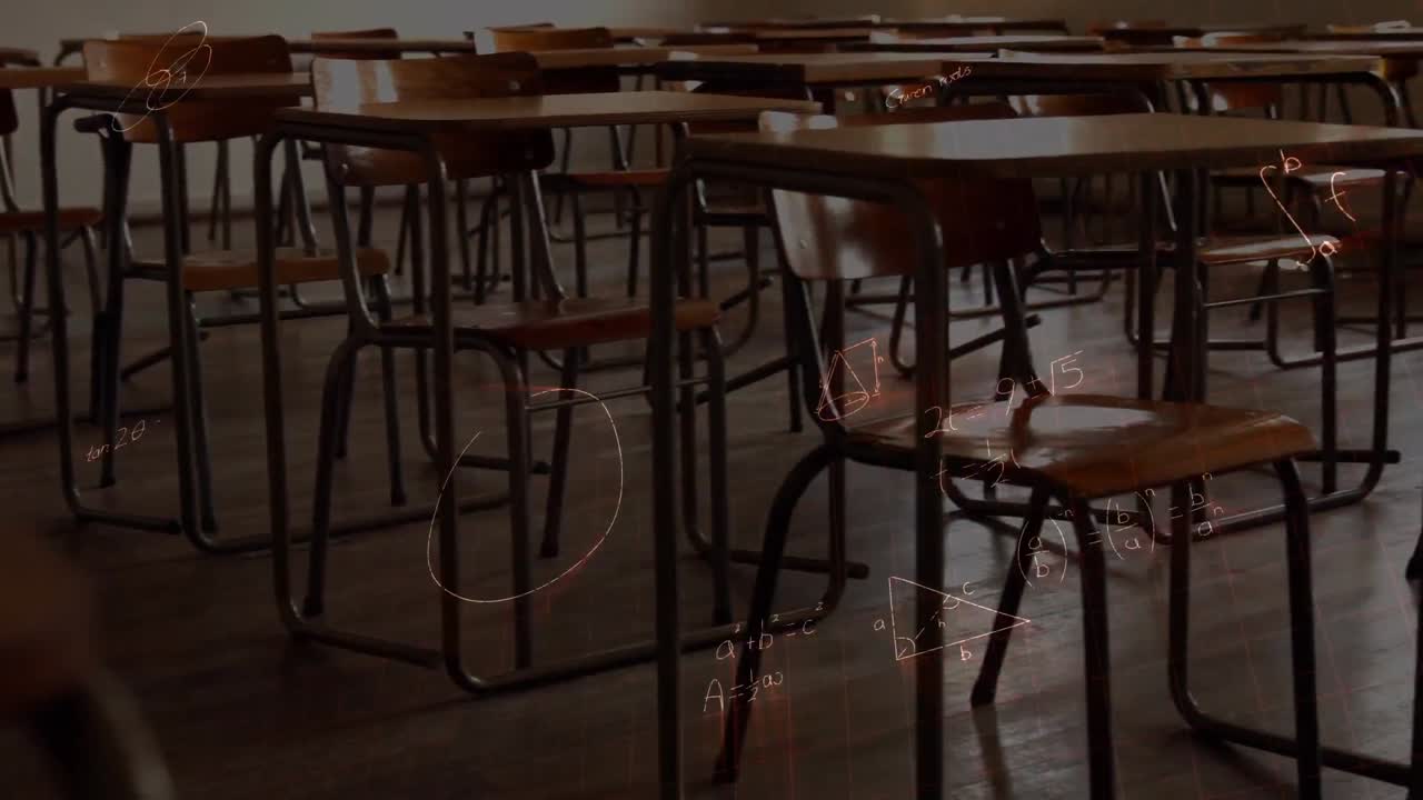 Animazione di equazioni matematiche sopra sedie e banchi in un'aula scolastica vuota