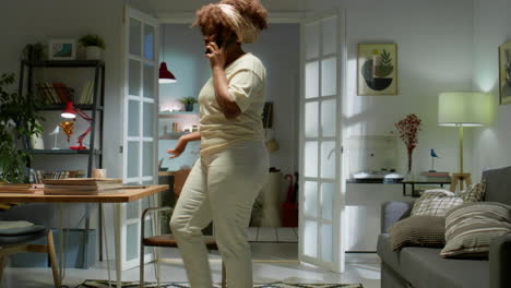 mujer afroamericana hablando por teléfono en casa