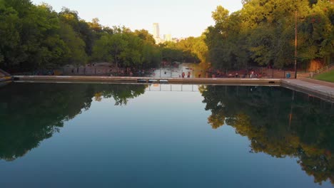 Direktaufnahme-Des-Barton-Springs-Pools-Hinüber-Zum-Barking-Springs-Überlauf-In-Richtung-Innenstadt-Von-Austin,-Texas