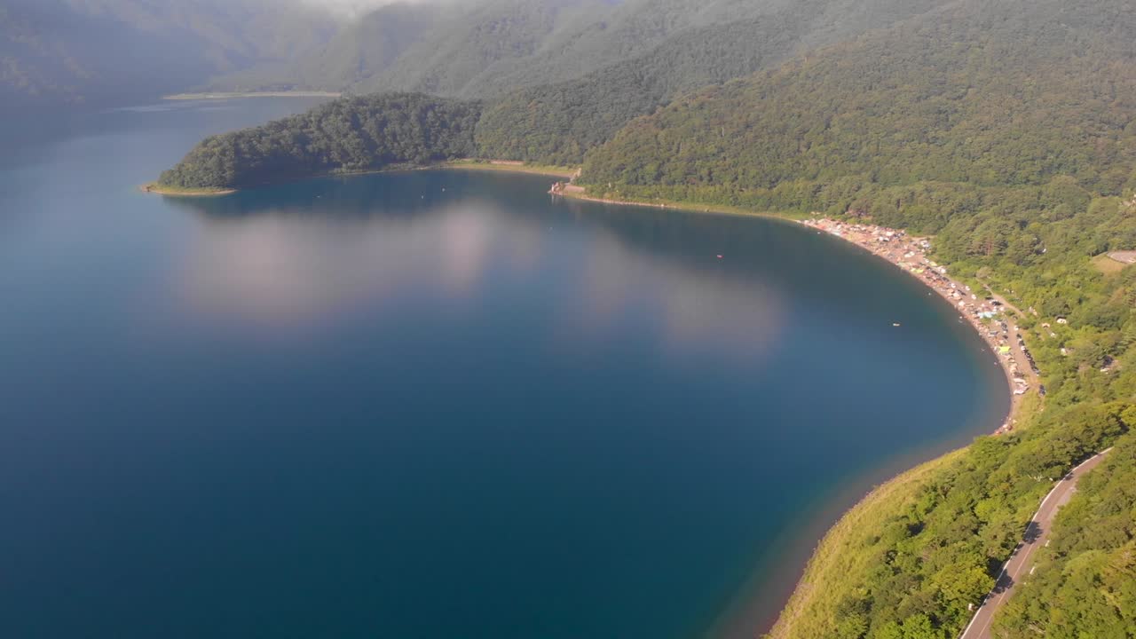 일본 시즈오카의 후지산 근처 호수 주변의 드론 영상