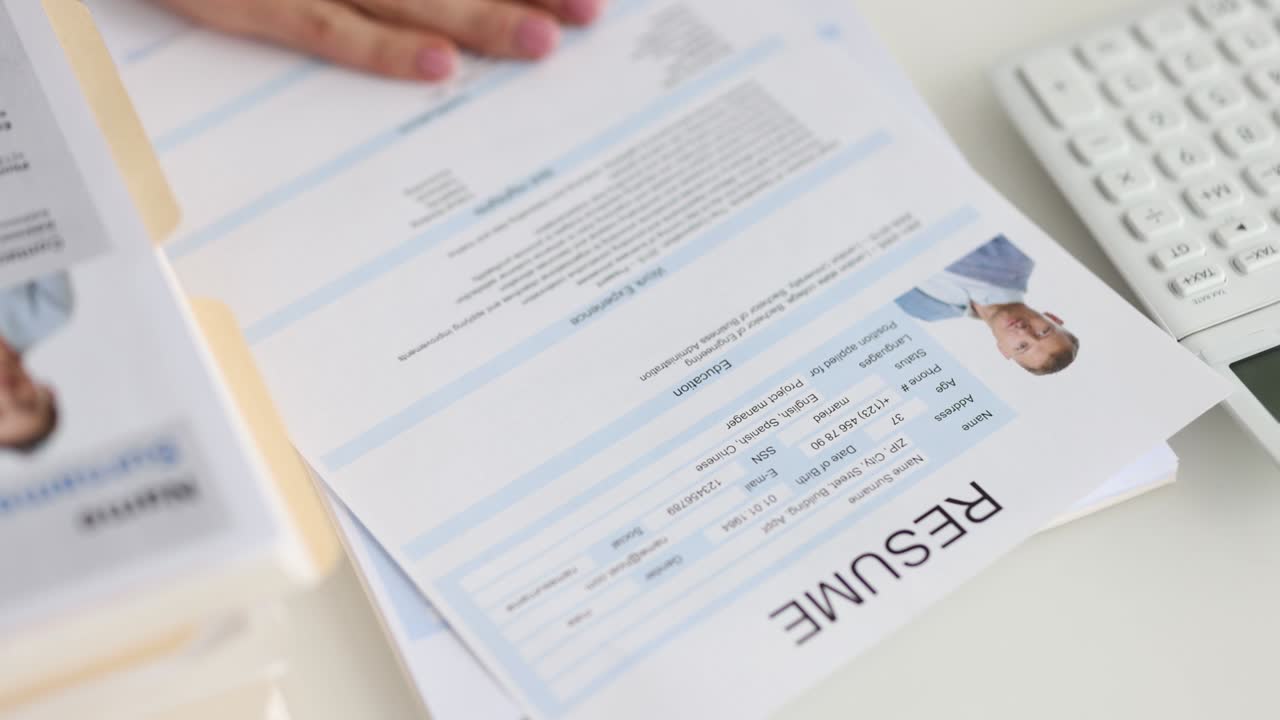 los sellos de jefe aprobados en el currículum del candidato al solicitar el cierre del trabajo