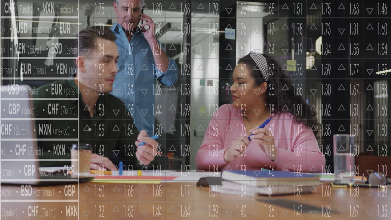 animación de la bolsa de valores sobre diversos colegas discutiendo el trabajo en la oficina