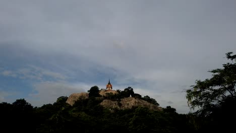 Wat-Phra-Phutthachai-Es-Un-Destino-Turístico-Para-Extranjeros-Y-Ciudadanos-Tailandeses-Que-Buscan-Bendiciones