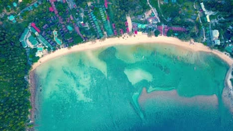 4k-Aerial-Drone-Push-Forward-Shot-of-Salad-Beach-on-Koh-Phangan-in-Thailand-with-Fishing-Boats,-Teal-Water,-Coral,-and-Green-Jungles