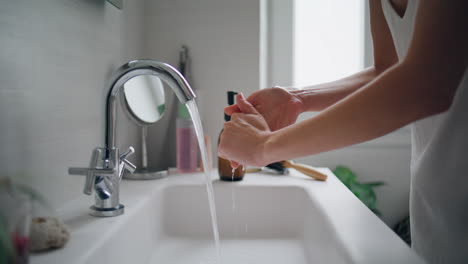 Frau-Wäscht-Sich-Zu-Hause-Die-Hände-Aus-Dem-Wasserhahn,-Nahaufnahme.-Unbekannte-Dame-Benutzt-Waschbecken-Im-Badezimmer