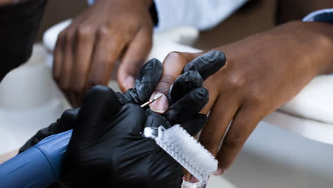 manicura en un salón