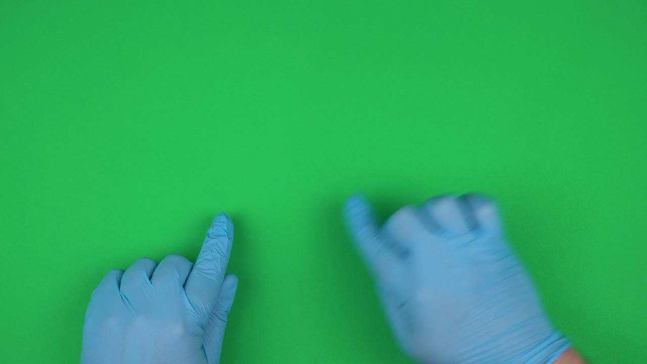 las manos en guantes médicos se mueven a través de una pantalla abstracta. movimiento de los dedos. operar el dispositivo de acuerdo con las normas de higiene. vista superior, clave de croma
