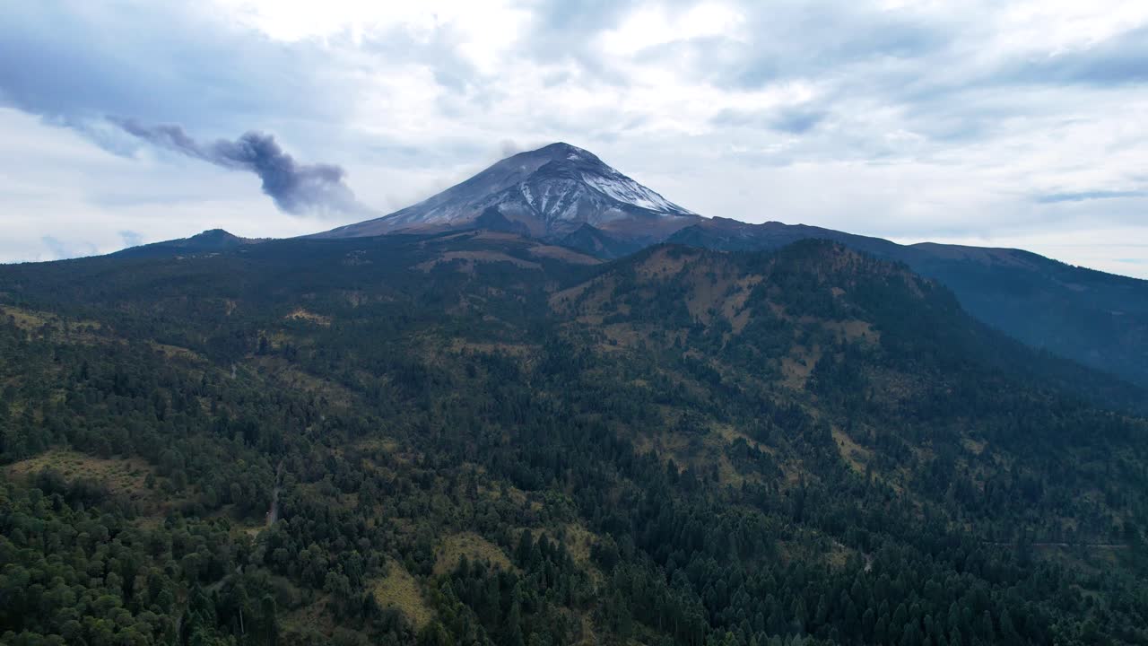 Ripresa con drone di un vulcano attivo in Messico e della foresta circostante
