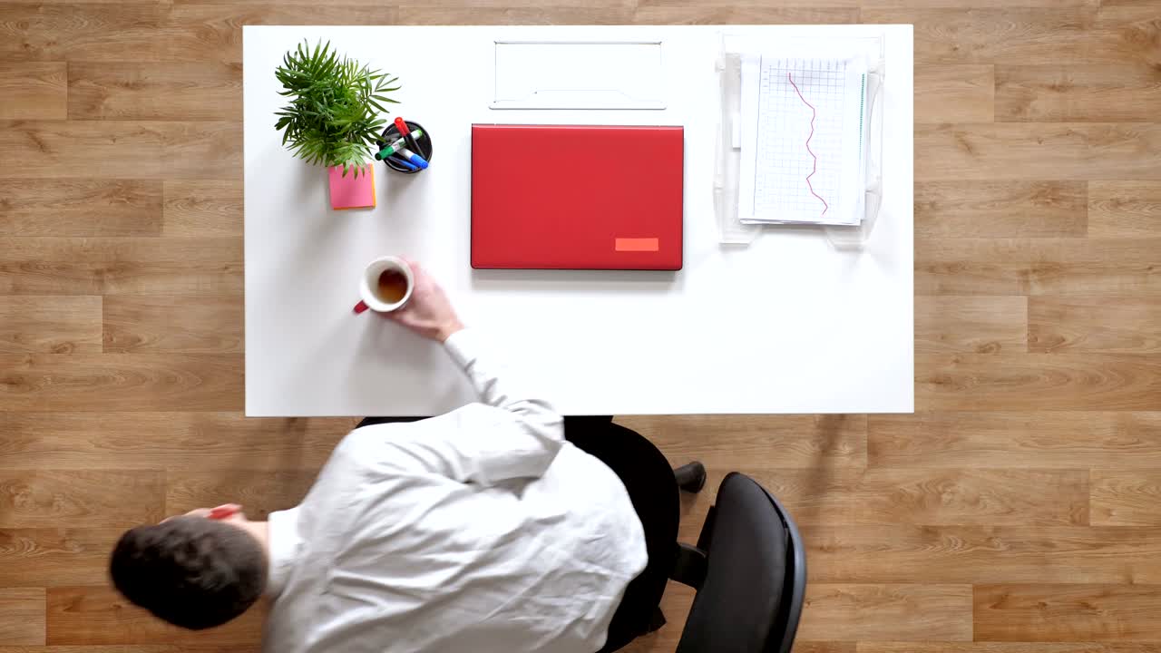 키보드에서 타이핑하는 젊은이, 노트북을 닫고 떠나는, topshot, 책상 뒤에 앉아