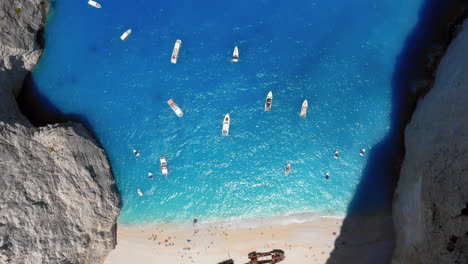 Toma-De-Drone-De-La-Playa-Turquesa-Del-Naufragio-De-Navagio-En-Zakynthos,-Grecia-Durante-El-Verano