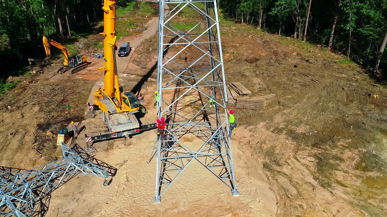 trabajadores que trabajan en una torre eléctrica para el suministro de electricidad en una zona rural